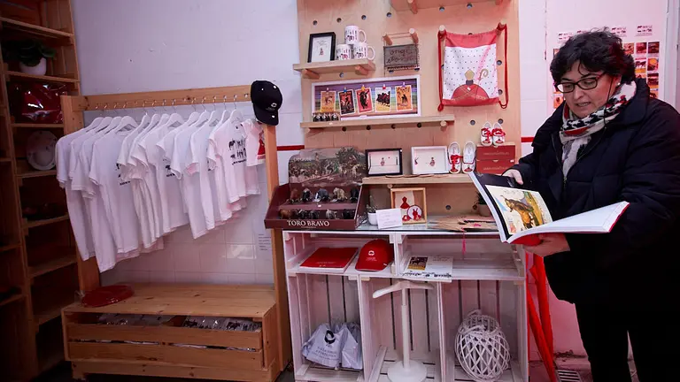 Tienda de 'souvenirs' de la Plaza de Toros de Pamplona (07). IÑIGO ALZUGARAY