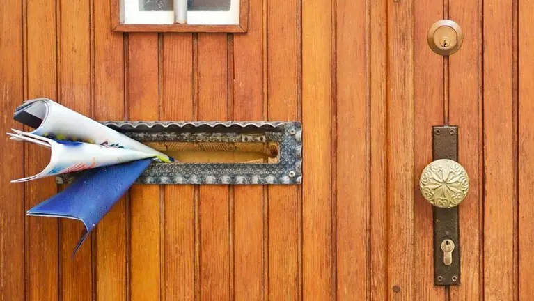 Varios cartas y propaganda en el buzón de una casa ARCHIVO