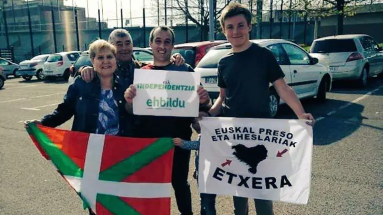El etarra pamplonés y último jefe de la banda terrorista, David Plá, posa con un cartel electoral de Bildu nada más salir de la cárcel TWITTER
