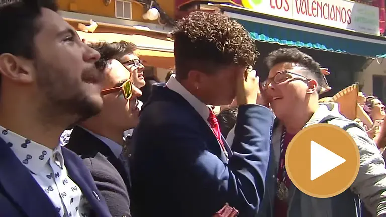 La reacción de varios jóvenes devotos llorando emocionados ante el paso de la Virgen de los Dolores durante el Martes Santo en Sevilla YOUTUBE1