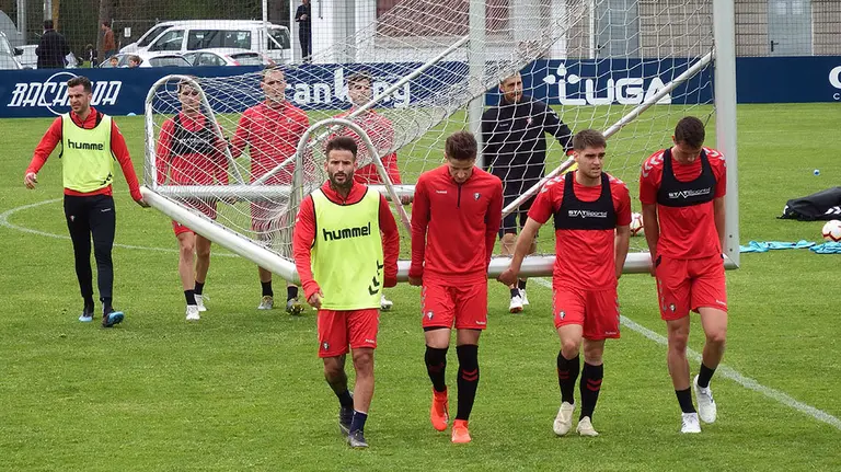 Los jugadores de Osasuna trasladan una portería en Tajonar