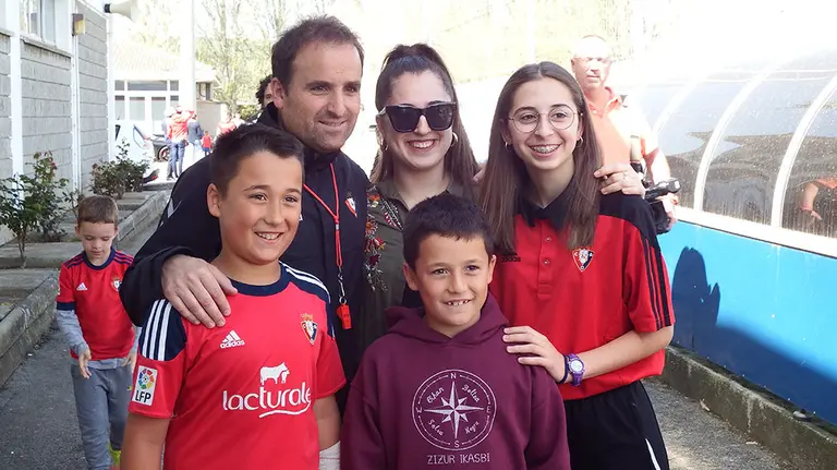 Jagoba Arrasate posa con unos aficionados de Osasuna en Tajonar.