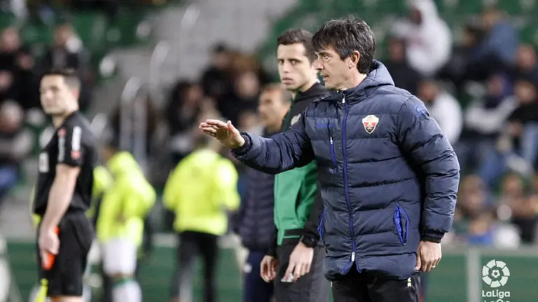 José Rojo &#34;Pacheta&#34; durante un partido del Elche. la Liga.