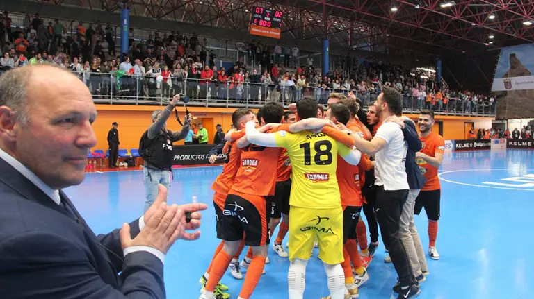 Los jugadores del Ribera Navarra celebran su gran victoria en Tudela. @RiberaNavarraFS.