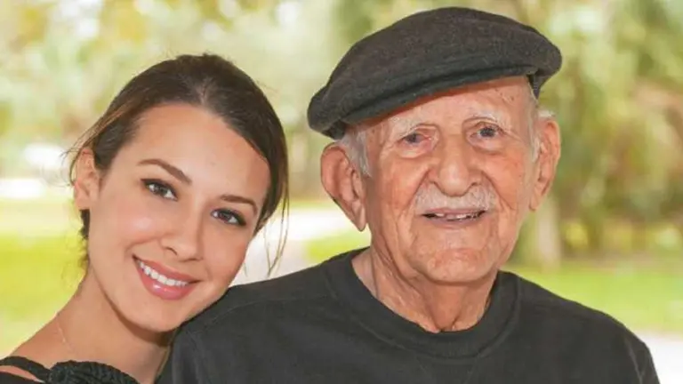 Una joven junto a un hombre de avanzada edad ARCHIVO