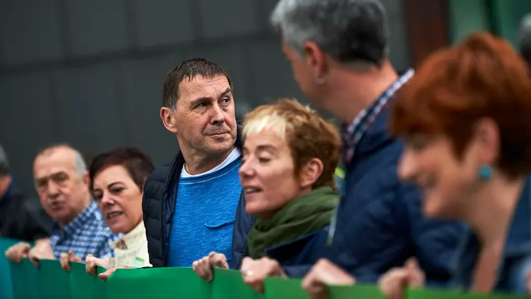 El coordinador general de EH Bildu, Arnaldo Otegi, ha participado en Pamplona en una manifestación por el Aberri Eguna junto a candidatos de Bildu como Isabel Pozueta MIGUEL OSÉS