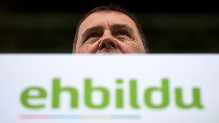 El coordinador general de EH Bildu, Arnaldo Otegi, ha participado en Pamplona en una manifestación por el Aberri Eguna junto a candidatos de Bildu como Isabel Pozueta MIGUEL OSÉS