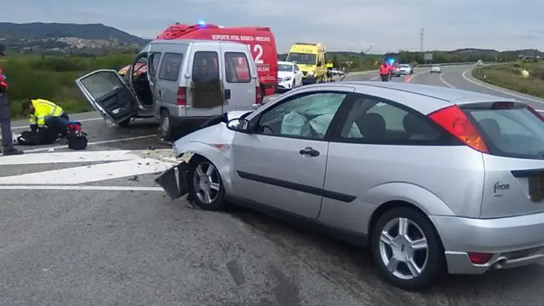 Accidente de tráfico ocurrido en la NA-122, en el cruce de Arróniz BOMBEROS DE NAVARRA