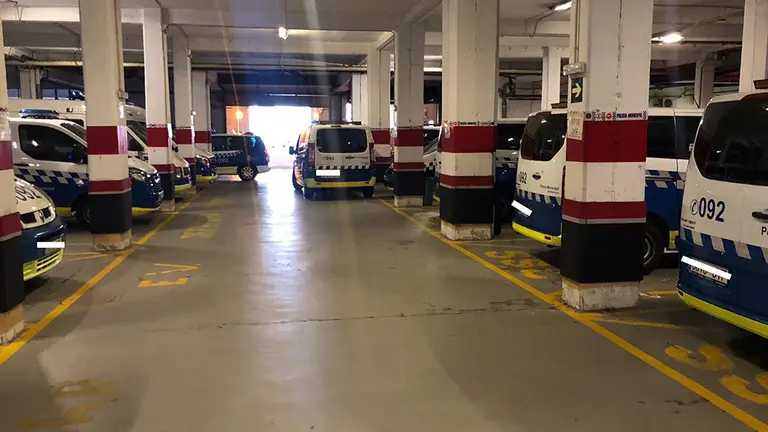Vehículos de Policía Municipal inutilizados en las cocheras por no haber pasado la ITV correspondiente.
