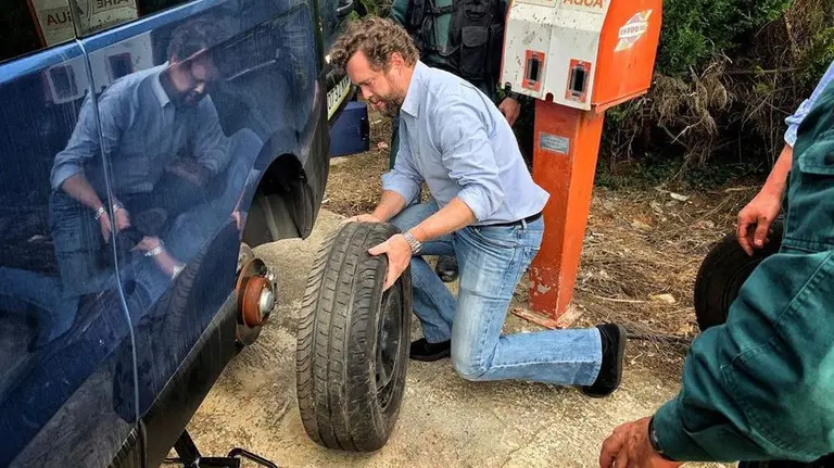 Rueda pinchada del vehículo de Iván Espinosa de los Monteros en Puente la Reina (3) (TWITTER)