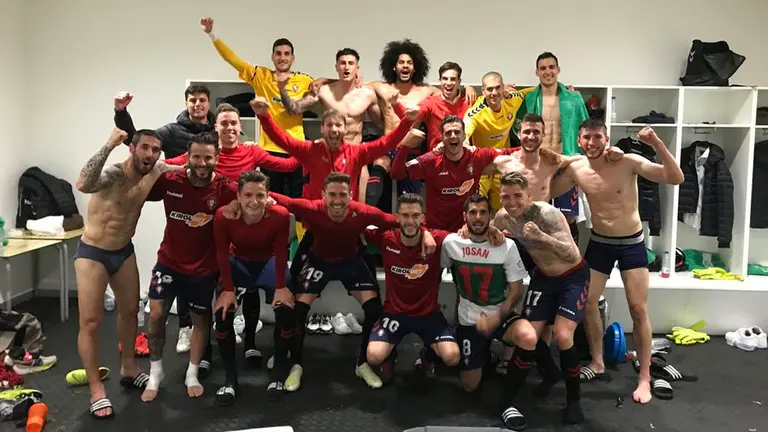 Los jugadores de Osasuna celebran la victoria ante el Elche en el vestuario del estadio Martínez Valero. @CAOsasuna.