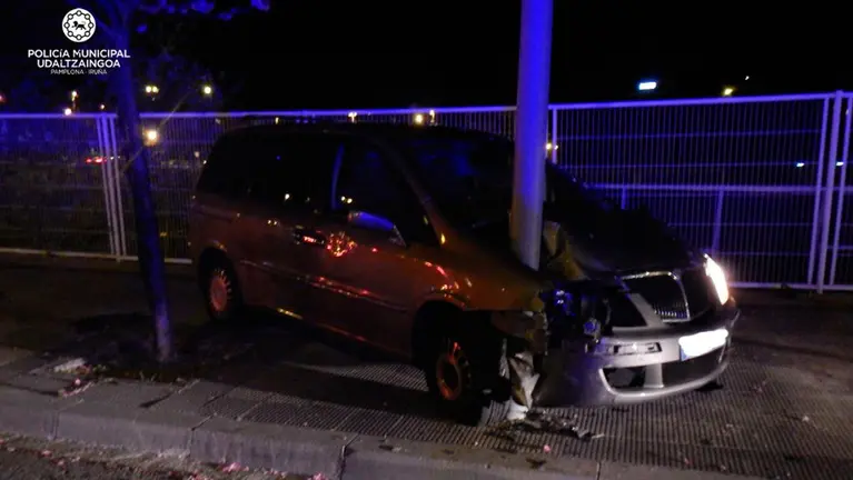 El coche empotrado en una farola de Buztintxuri. POLICÍA MUNICIPAL DE PAMPLONA