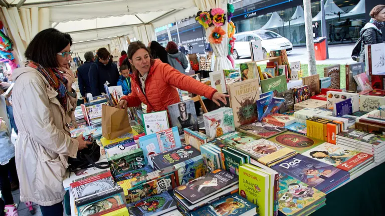 Puestos de las librerias de Pamplona en la avenida Carlos III con motivo del Día Internacional del Libro (10). IÑIGO ALZUGARAY