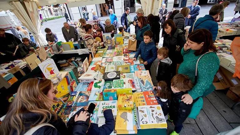 Puestos de las librerias de Pamplona en la avenida Carlos III con motivo del Día Internacional del Libro (25). IÑIGO ALZUGARAY