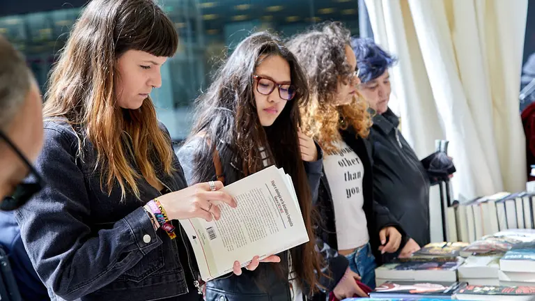 Puestos de las librerias de Pamplona en la avenida Carlos III con motivo del Día Internacional del Libro (38). IÑIGO ALZUGARAY