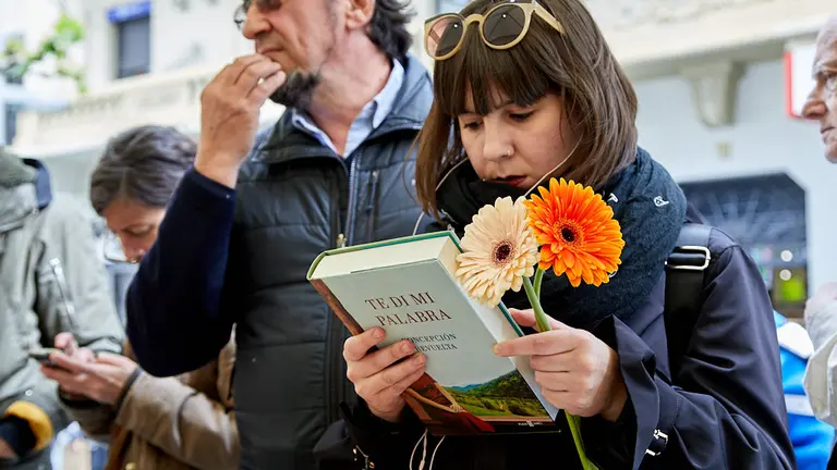 Puestos de las librerias de Pamplona en la avenida Carlos III con motivo del Día Internacional del Libro (42). IÑIGO ALZUGARAY
