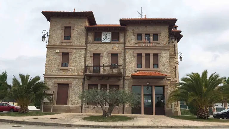 Edificio del Ayuntamiento de Murieta, en la antigua estación del ferrocarril vasconavarro.