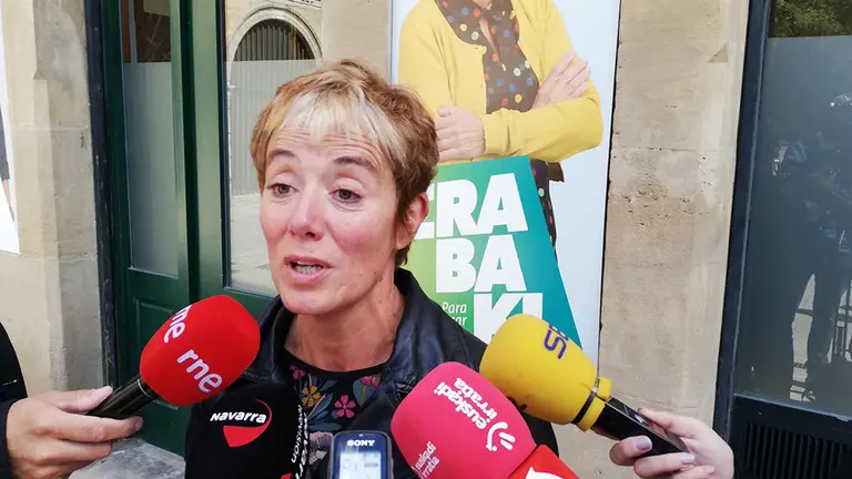 Imagen de la candidata de EH Bildu al Congreso, Bel Pozueta, en declaraciones a los medios. EUROPA PRESS
