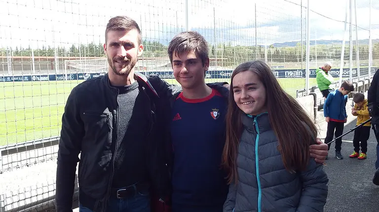 Oier Sanjurjo posa con aficionados de Osasuna en Tajonar.