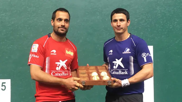 Bengoetxea y Retegi Bi sostienen el cestaño en el frontón Labrit. Baiko Pilota.