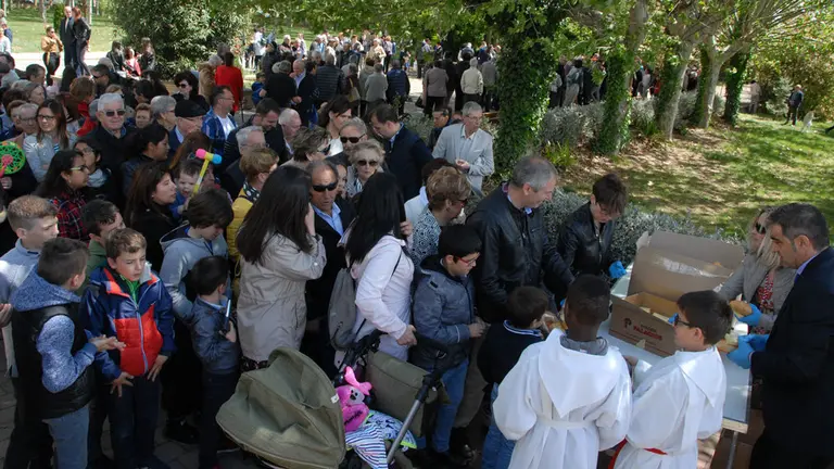La localidad de Caparroso celebra la fiesta de San Marcos con el tradicional reparto de pan y queso. AMAYA LUQUI (6)