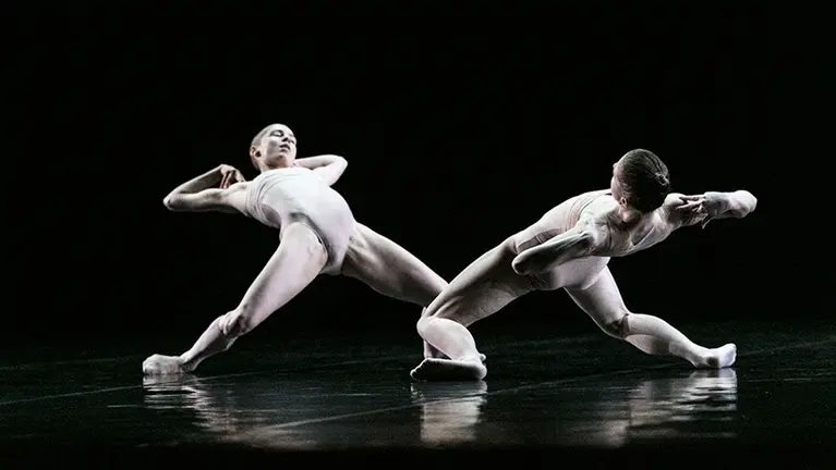 Dos personas durante un espectáculo de danza. ARCHIVO