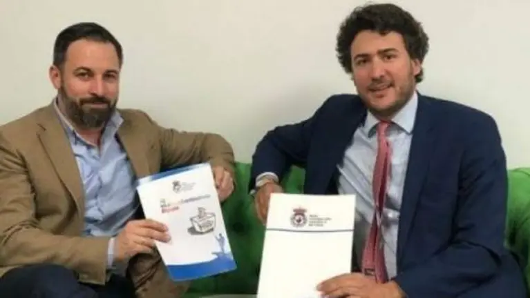 El presidente de la Real Federación Española de Caza, Ángel López Maraver, junto a Santiag Abascal EFE