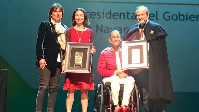 Teresa Perales y Elena Arzak, primeras damas de honor de la entidad, junto a Uxue Barkos. TWITTER