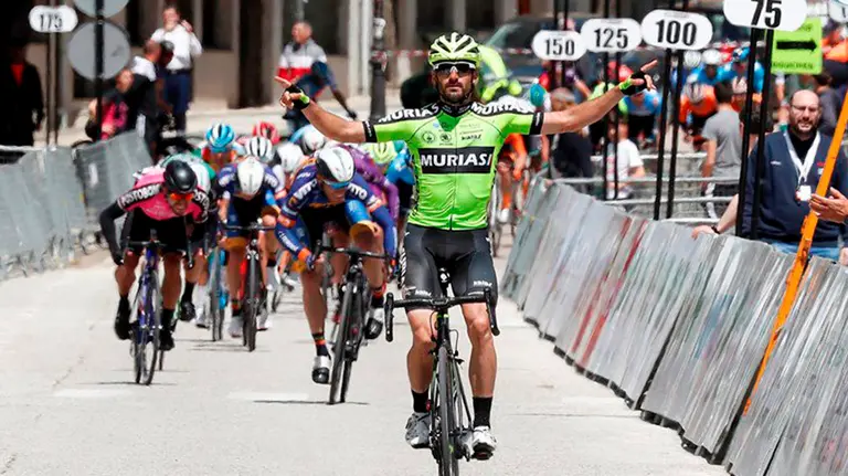 Enrique Sanz entra destacado en la meta. PhotoGómez Sport.