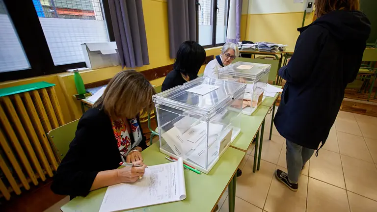 Inicio de la jornada electoral para el Congreso de los Diputados y el Senado en el instituto de la Plaza de la Cruz de Pamplona (10). IÑIGO ALZUGARAY