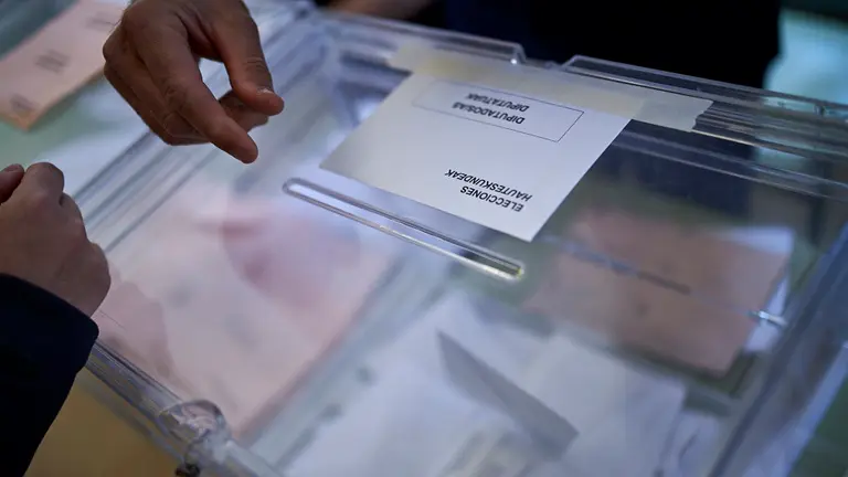 La gente se acerca a votar durante las elecciones generales del 28 de Abril de 2019 2