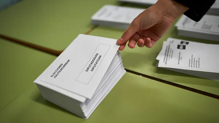 La gente se acerca a votar durante las elecciones generales del 28 de Abril de 2019 9