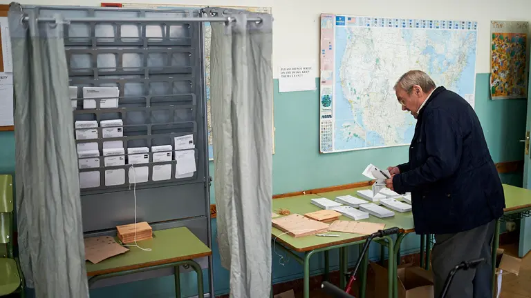 La gente se acerca a votar durante las elecciones generales del 28 de Abril de 2019