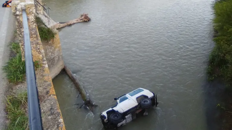 Caída de un vehículo al río Arga en Mendigorría BOMBEROS DE NAVARRA