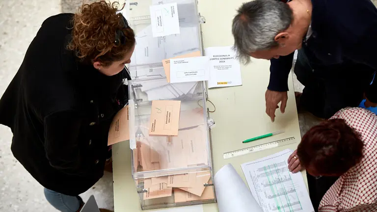 Jornada electoral para el Congreso de los Diputados y el Senado en el CP Ermitagaña de Pamplona (04). IÑIGO ALZUGARAY