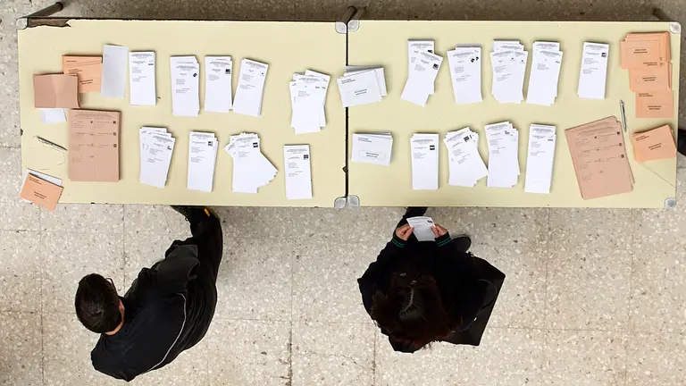 Jornada electoral para el Congreso de los Diputados y el Senado en el CP Ermitagaña de Pamplona (07). IÑIGO ALZUGARAY