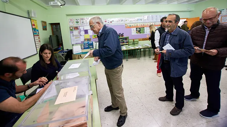 Jornada electoral para el Congreso de los Diputados y el Senado en el CP Ermitagaña de Pamplona (15). IÑIGO ALZUGARAY