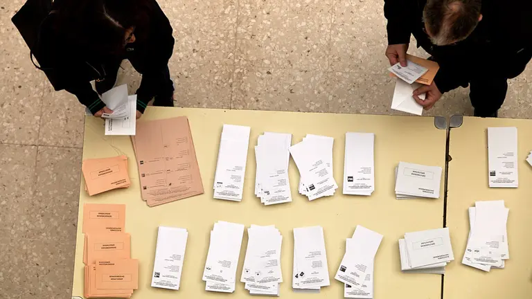 Jornada electoral para el Congreso de los Diputados y el Senado en el CP Ermitagaña de Pamplona (16). IÑIGO ALZUGARAY