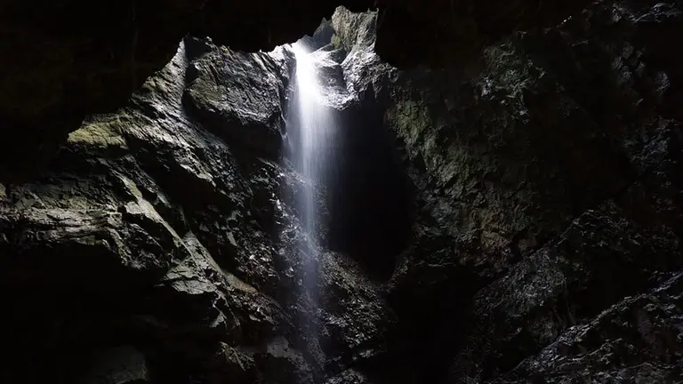 Una pequeña cascada cae por un barranco ARCHIVO