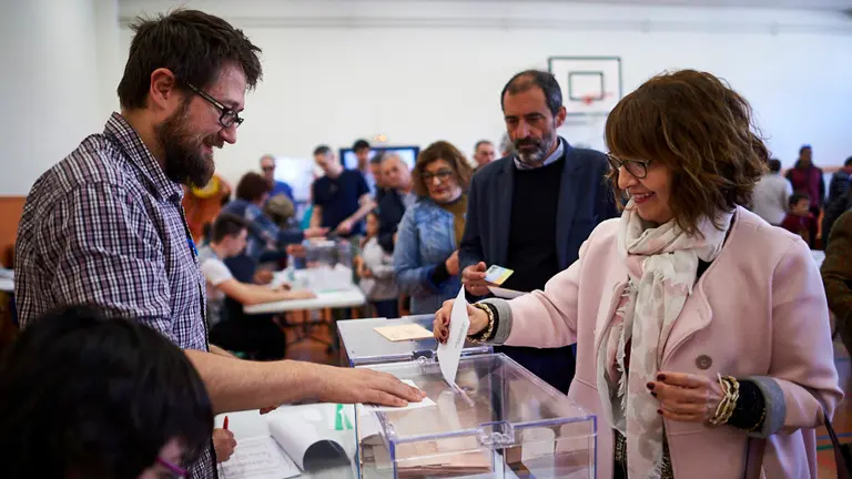 Cientos de Navarros ejercen su derecho a voto en distintos colegios. MIGUEL OSÉS 1