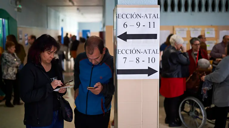 Cientos de Navarros ejercen su derecho a voto en distintos colegios. MIGUEL OSÉS 8