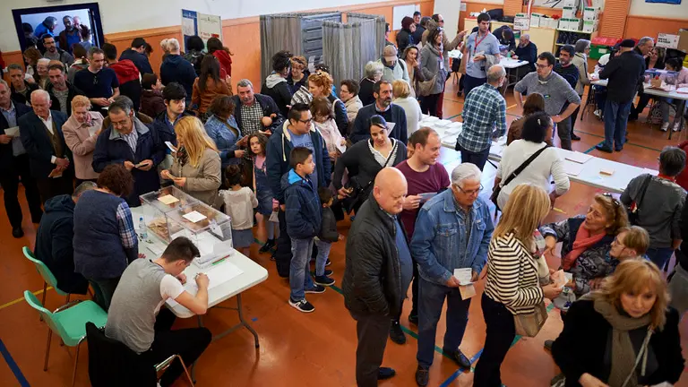 Cientos de Navarros ejercen su derecho a voto en distintos colegios. MIGUEL OSÉS