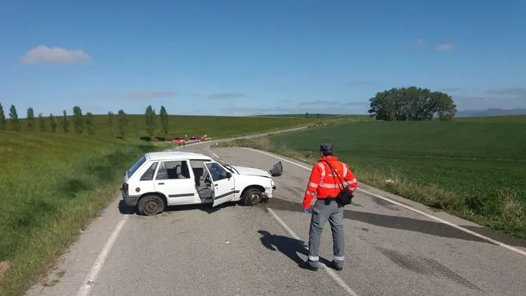 Accidente de un vehículo tras salirse de la vía en Arlegui POLICÍA FORAL