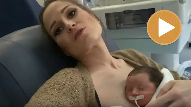 Verdeliss junto a su hija Miren en el hospital YOUTUBE player