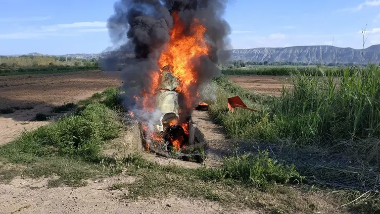 Así ha quedado el coche que ha sufrido un vuelco y se ha incendiado en una salida de vía en la Autovía del Ebro GUARDIA CIVIL