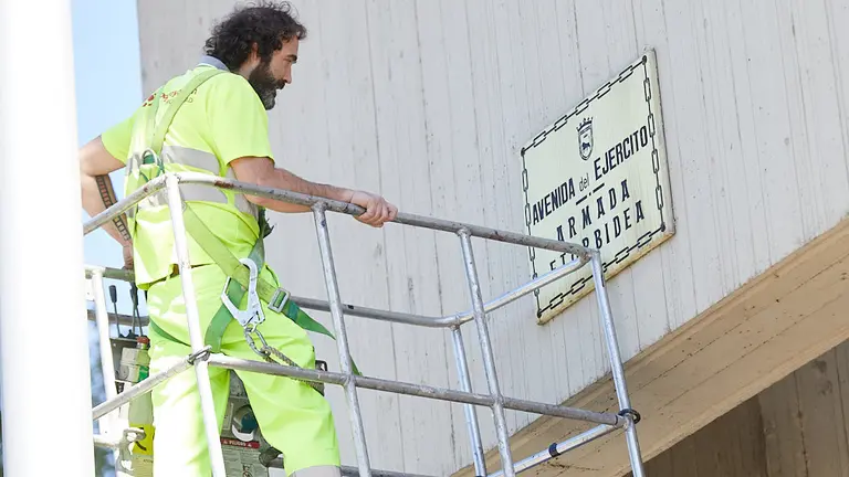Operarios municipales cambian la rotulación de la avenida del Ejército, que pasa a denominarse Avenida de Catalina de Foix (09). IÑIGO ALZUGARAY