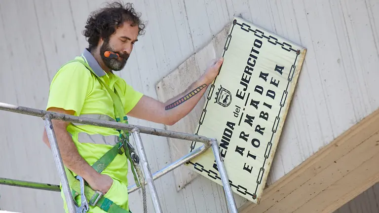 Operarios municipales cambian la rotulación de la avenida del Ejército, que pasa a denominarse Avenida de Catalina de Foix (14). IÑIGO ALZUGARAY