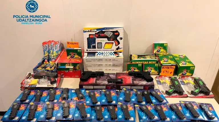 Material que la Policía Municipal se ha incautado en fiestas del barrio pamplonés de San Jorge. CEDIDA