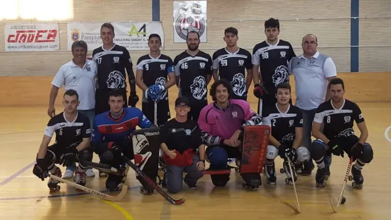 Equipo del Iruña hockey patines en el pabellon de la UDC Rochapea. Cedida.