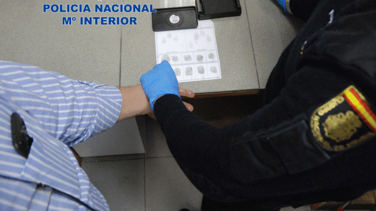 Imagen de un Policía Nacional tomando las huellas a un ladrón. POLICÍA NACIONAL